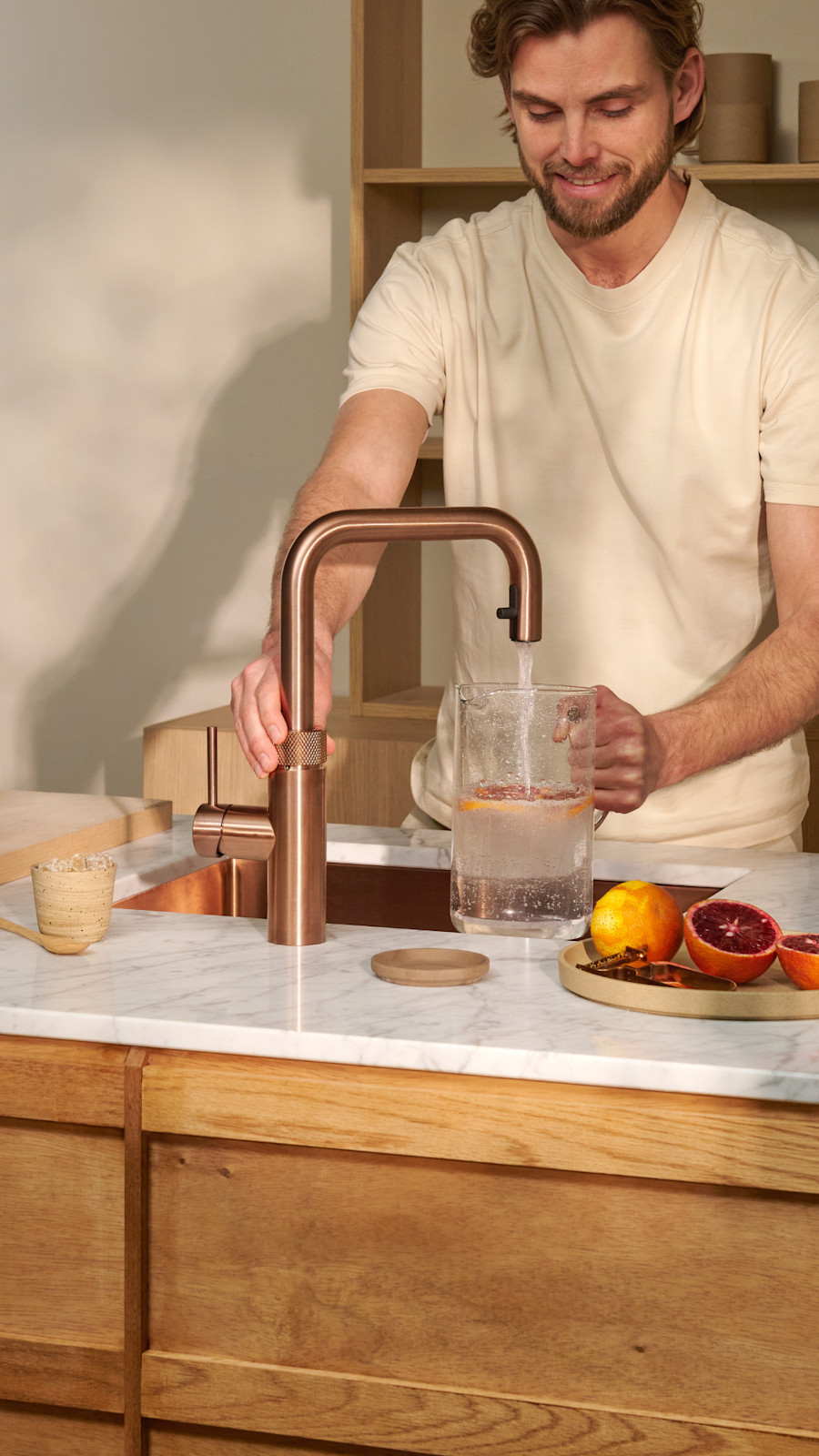 Eine Karaffe prickelndes Wasser mit Blutorange