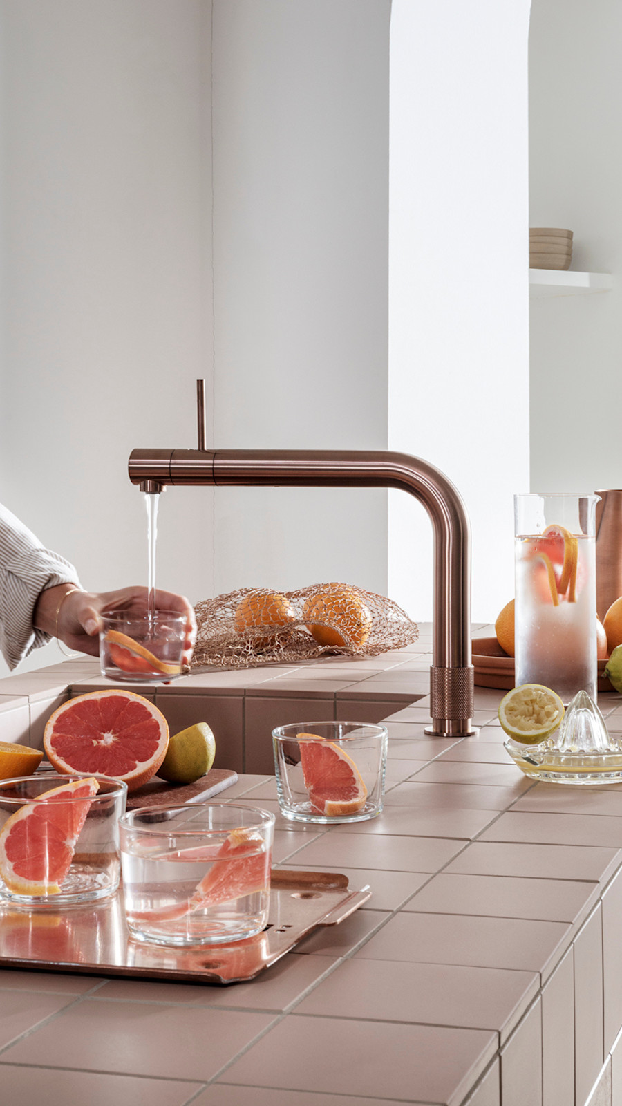 Gekühltes stilles Wasser mit Grapefruit zubereiten