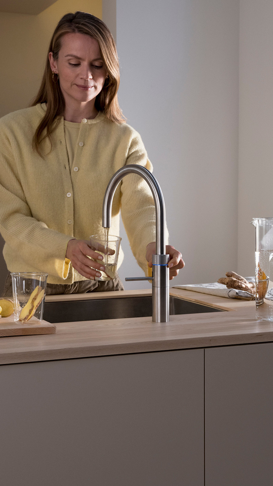 Gekühltes stilles Wasser mit Ingwer zubereiten