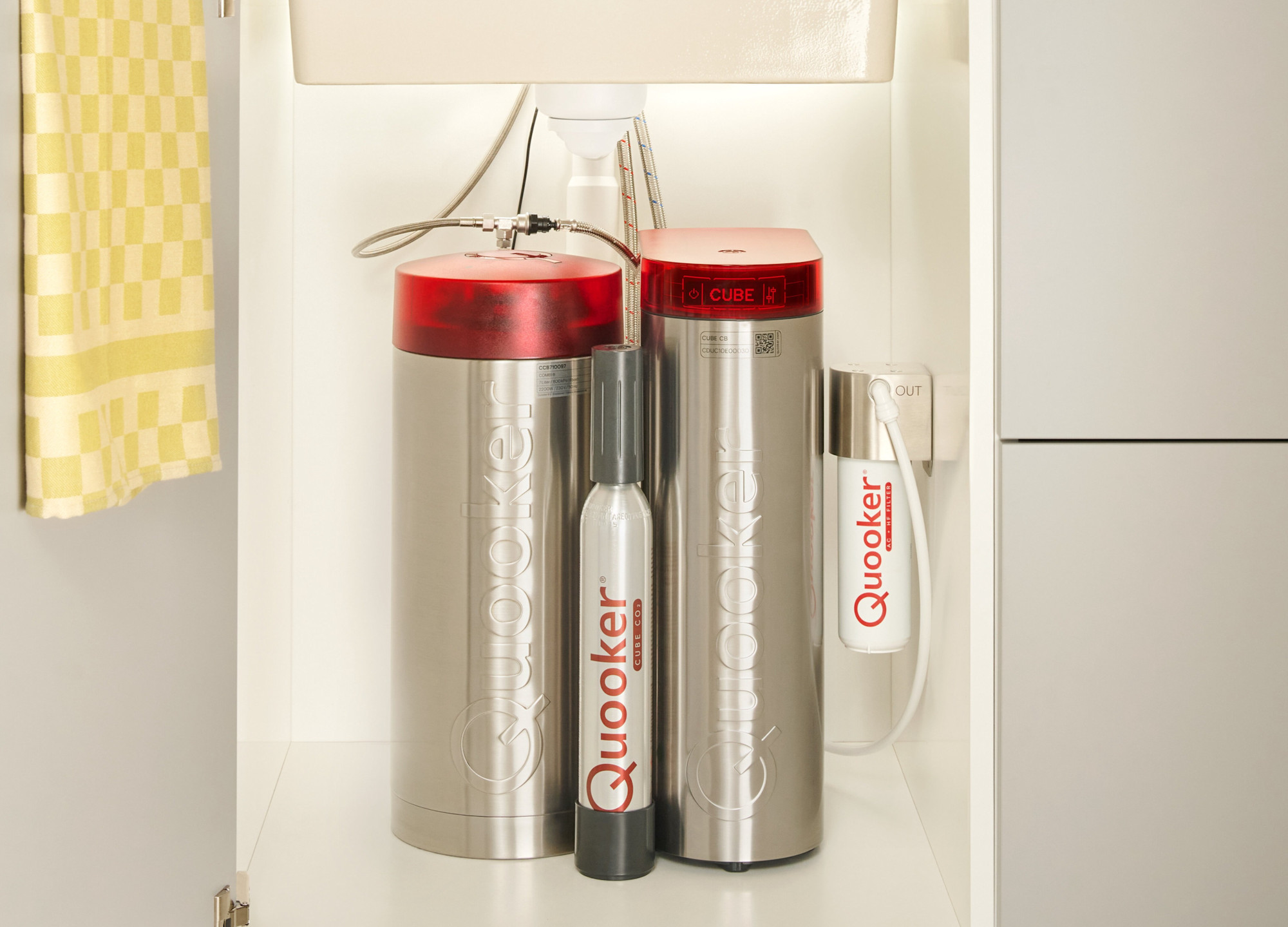 Quooker CUBE im Spülenunterschrank neben dem Reservoir