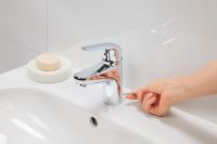 Vorschau: Grohe QuickFix Swift 2023 Waschtischbatterie Push-Open mit Kindersicherung, M-Size, chrom